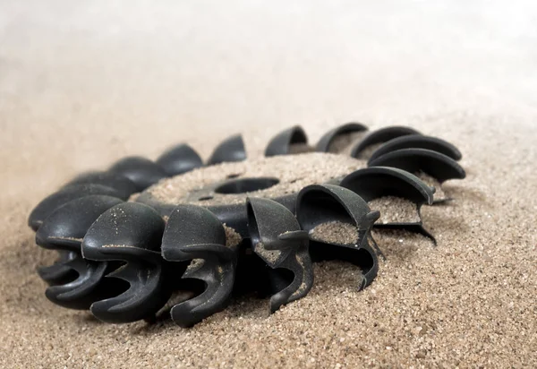 Alte Wasserturbine Auf Getrocknetem Sand Ohne Wasser Bei Trockenheit Nutzlos — Stockfoto