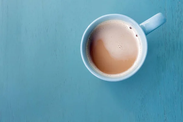 Mjölk Kaffe Blå Kopp Pastellblå Trägolv — Stockfoto