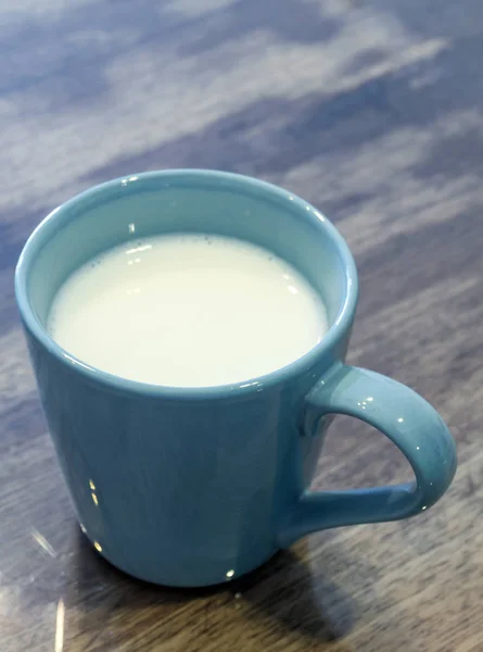 Mjölk Blå Kopp Trä Och Topp Glasbord — Stockfoto