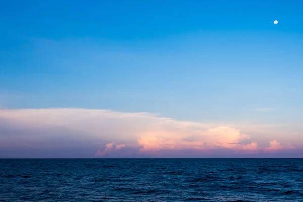 Pembe Bulutlar Denizin Üzerinde Gün Batımında Gökyüzünde — Stok fotoğraf