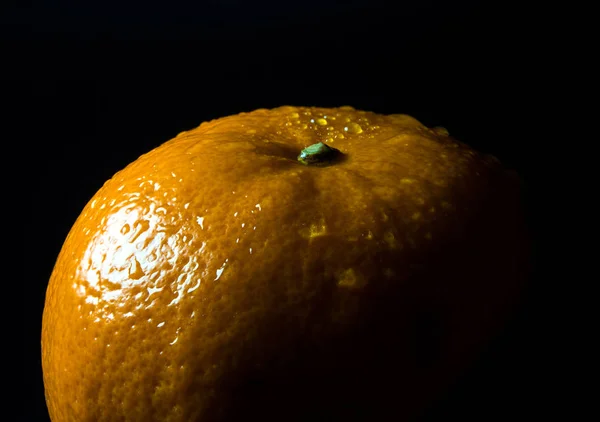 Close Gota Água Superfície Brilhante Laranja Frescura Fundo Preto — Fotografia de Stock