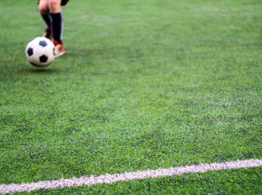 Futbolcular okulun suni çim futbol sahası üzerinde competingon vardır