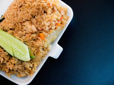 Köpük kutusunda kızarmış pirinç / Yiyecek eve götür