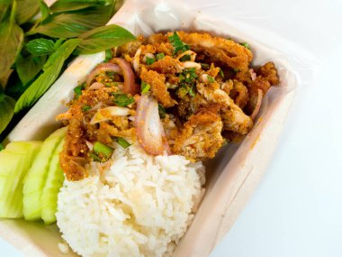 Pişmiş pirinç Eco gıda kutusunda baharatlı tavuk salatası ile