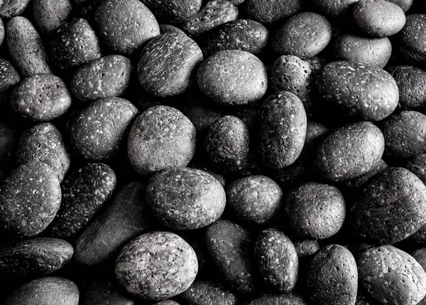 Kurutulmuş yuvarlak ve süngerimsi siyah dere taşı dokusuna