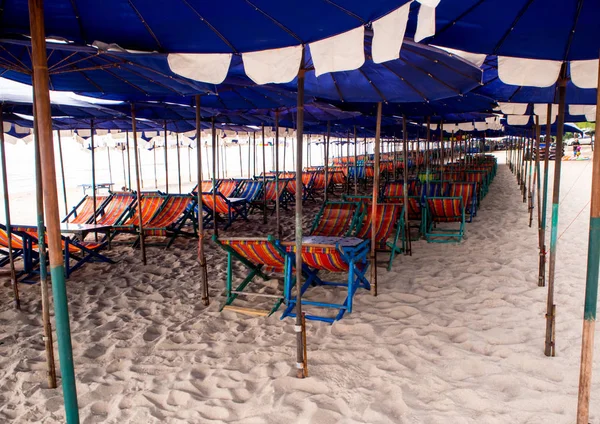 Πολύχρωμο Καμβά Daybed Κάτω Από Την Ομπρέλα Παραλία — Φωτογραφία Αρχείου