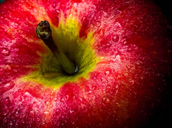 Nahaufnahme Von Wassertropfen Auf Glänzender Frischeoberfläche Roter Apfel Auf Schwarzem — Stockfoto