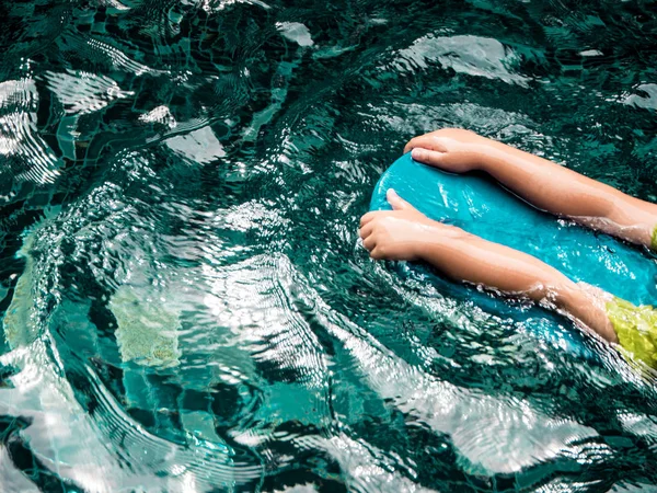 Criança Com Pranchas Espuma Nadando Piscina — Fotografia de Stock