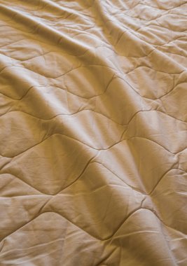 Kahverengi paket yatağa buruşuk