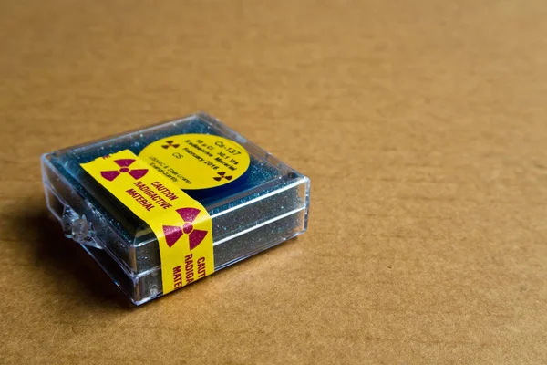 プラスチックパッケージ中の小さなセシウム放射性物質 — ストック写真