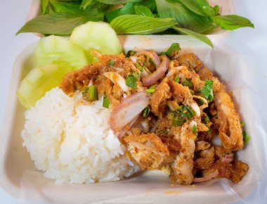 Pişmiş pirinç Eco gıda kutusunda baharatlı tavuk salatası ile