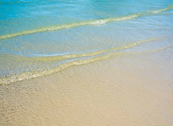 Reflexão Luz Sobre Superfície Mar Movimento Praia Areia — Fotografia de Stock