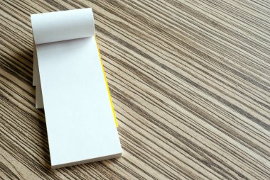 Yazı defteri üzerinde ahşap arka plan boş beyaz kağıt sayfa