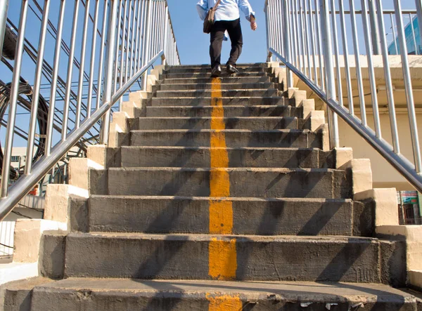 Yellow Line Concrete Stair Overpass — Stock Photo, Image