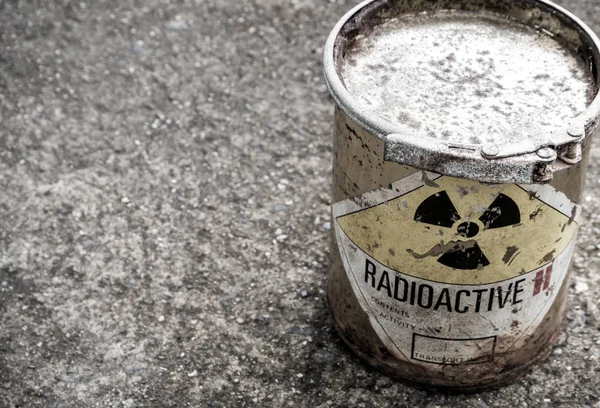 放射性物質の古くて錆びた円筒形コンテナー — ストック写真