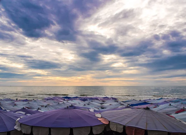 Grande Ombrellone Affollato Lungo Spiaggia Cha — Foto Stock