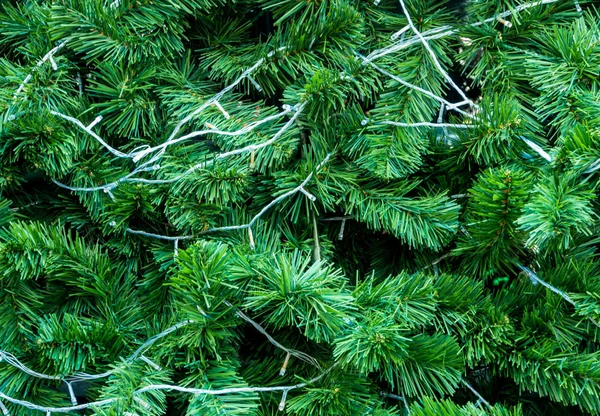 人工的なクリスマス ツリーと装飾物のプラスチックから作られた人工の葉 — ストック写真