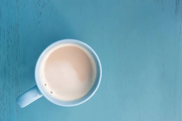 Milchkaffee Einer Blauen Tasse Auf Pastellblauem Holzboden — Stockfoto