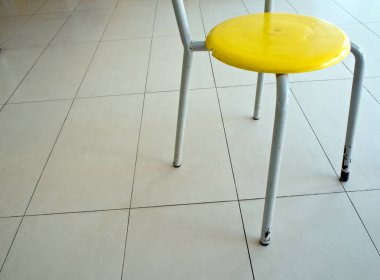 Katta sarı plastik sandalye