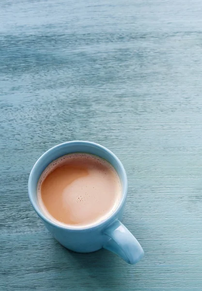 Mjölk Kaffe Blå Kopp Pastellblå Trägolv — Stockfoto