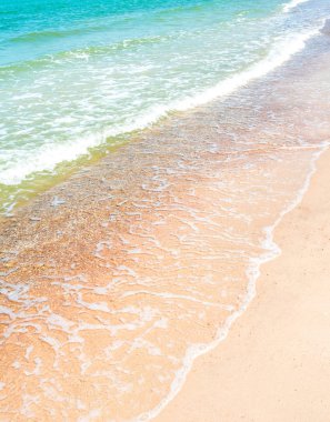 Beyaz kabarcık ve sahilde hareketi deniz yüzeyi ışık yansıması