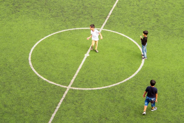 Pessoa Jogando Futebol No Ar Imagem de Stock - Imagem de positivo,  exterior: 190291655