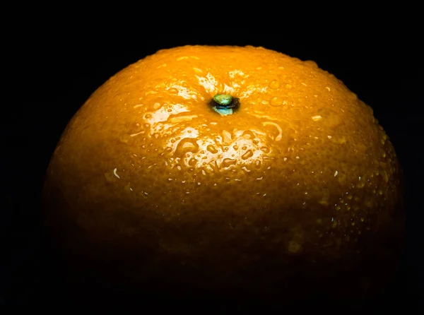 Nahaufnahme Von Wassertropfen Auf Glänzender Frischeoberfläche Orange Auf Schwarzem Hintergrund — Stockfoto