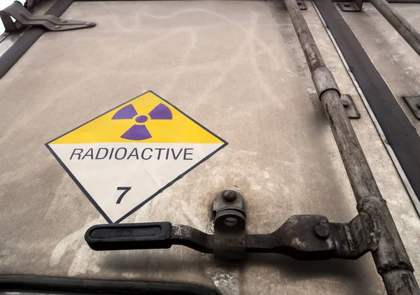 輸送用トラックのアルミニウム容器の危険物輸送ラベル第7種放射線警報標識 — ストック写真