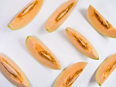 kavun küçük parçalar ve yerine düzenli kesmek