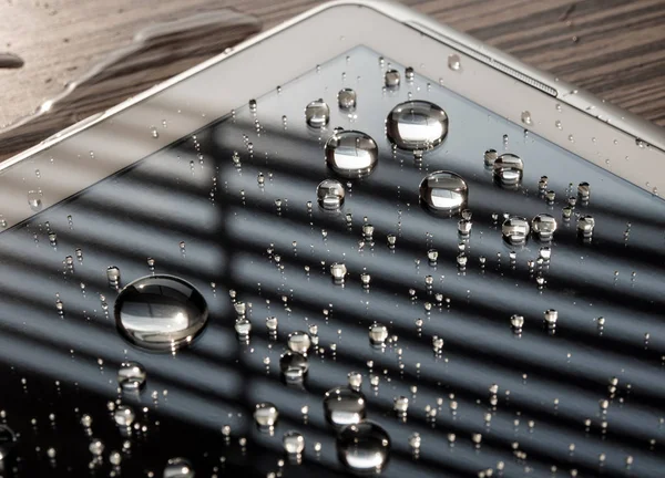 Rozlane Wody Tablecie Krople Wody Ekranie Tabletu — Zdjęcie stockowe