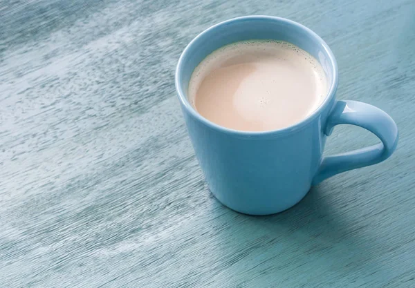 Mjölk Kaffe Blå Kopp Pastellblå Trägolv — Stockfoto