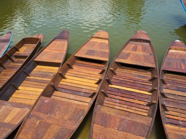 Tahta tekne gölde yüzüyor.