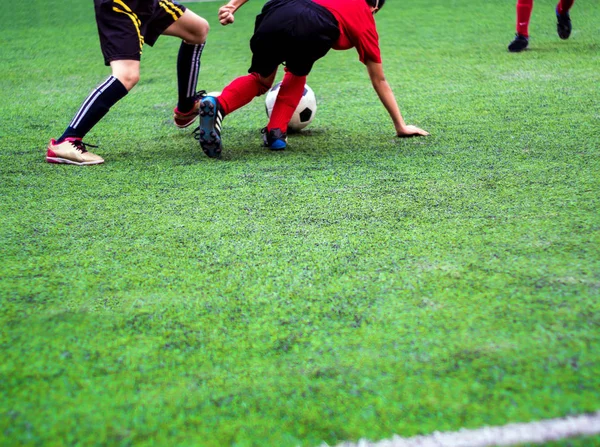 サッカー選手は 小学生のスポーツで競っています — ストック写真