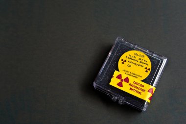 Plastik pakette küçük sezyum radyoaktif