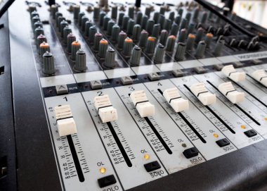 Çoklu düğmedeki pas ve leke ve eski amplifikatördeki döner anahtar.