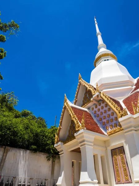 Lindo Salão Branco Fino Templo Budista Céu Embaçado Brilhante — Fotografia de Stock