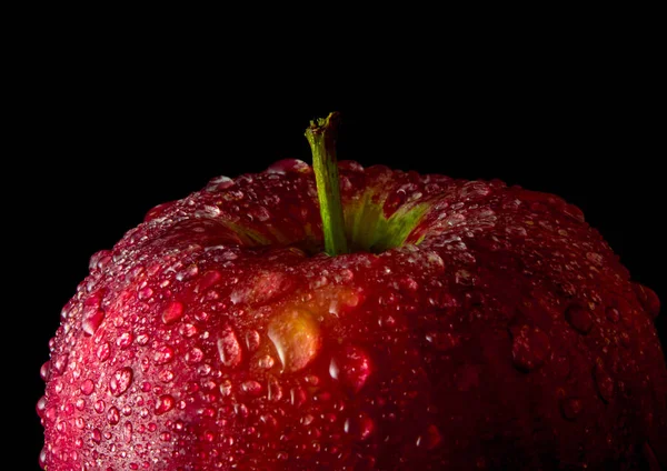 Nahaufnahme Von Wassertropfen Auf Glänzender Frischeoberfläche Roter Apfel Auf Schwarzem — Stockfoto