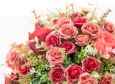 Yapay çiçek buketinde plastik güller