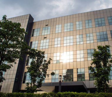 Akşam güneşi yansıtmaya modern binanın camına