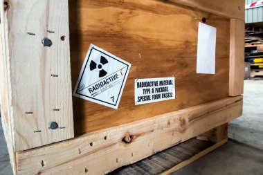 Ulaşım ahşap kutu A tipi standart paketin yanında radyoaktif malzeme etiketi