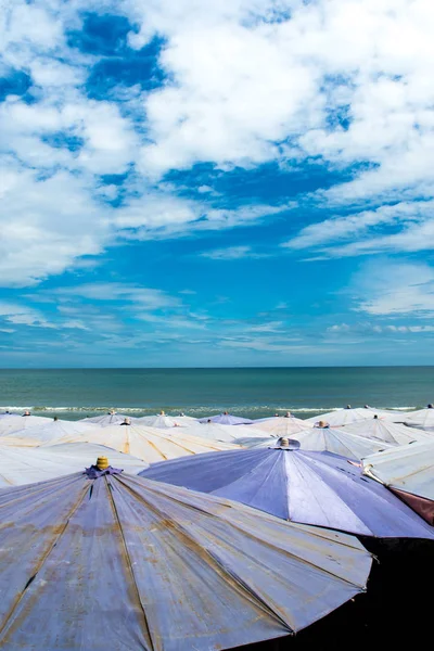 Большой Зонтик Заполненный Вдоль Пляжа — стоковое фото