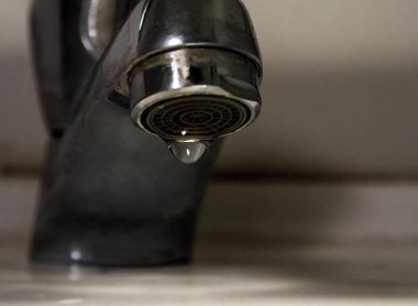 Su sızdıran musluk, eski musluk suyu kavramı kaydetmek lekeli ve eski pas damla