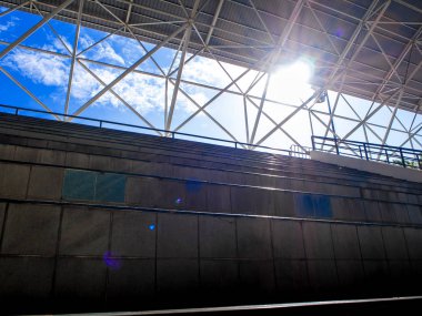 Snd ve gökyüzü tribün ve çatı arasında boşluk