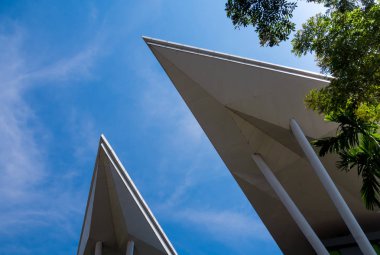 Saatlerin bina ve parlak mavi gökyüzü çatı üçgen şekiller
