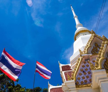 Çok güzel ince beyaz hall Budist tapınağı ve parlak mavi gökyüzü