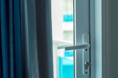 Sabah yatak odasına ışık cam kapı arkasından