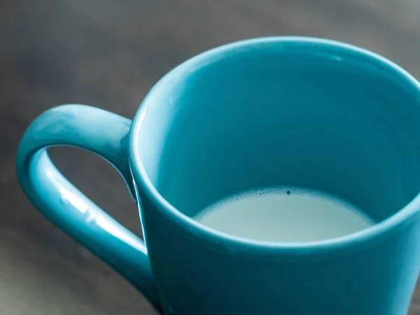 Milch Einer Blauen Tasse Auf Dem Tisch Aus Holz Und — Stockfoto