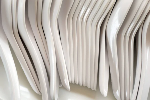 Wiele Białych Porcelanowych Łyżek Plastikowych Zupy — Zdjęcie stockowe