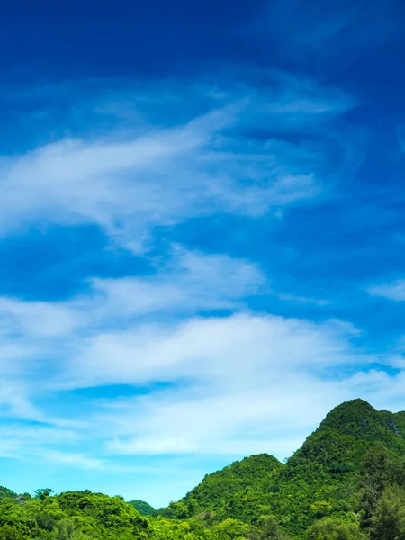Широкий вид на блакитне небо і гору з сонячним світлом — стокове фото