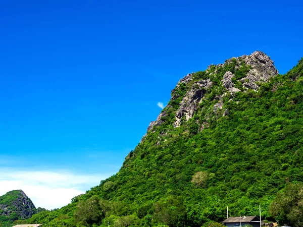 Montagne rocheuse et ciel bleu clair — Photo